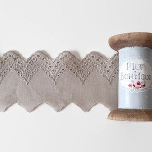 "Beatrice" Broderie Spitze mit gewelltem Saum, 50 mm breit * Meterware *