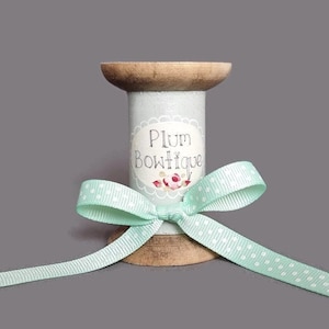 Cinta de grosgrain verde menta con estampado de lunares blancos, 10 mm (3/8 pulg.) de ancho *Vendido por metro*