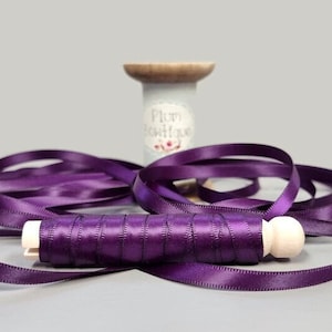 Nastro di raso viola intenso da 3 m su piolo stile "Dolly" in legno naturale, largo 7 mm (1/4 poll.) *Venduto per piolo da 3 m*