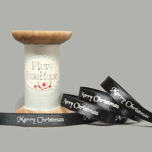 Silber "Merry Christmas" auf schwarzem Satinband, 10mm (3/8in) breit *Verkauft pro Meter*