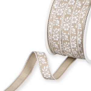 Estampado de flores blancas sobre cinta beige natural con borde de picot blanco, 15 mm (9/16 in) de ancho *Se vende por metro*