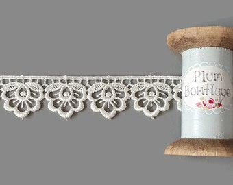 Cream "Angela" Blooming Flower Guipure Lace Trim, 30mm (1 3/16in) wide *Sold Per Metre*