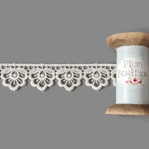 クリーム色の「アンジェラ」咲き誇る花のギピュールレーストリム、幅 30 mm (1 3/16 インチ) *メートル単位で販売*