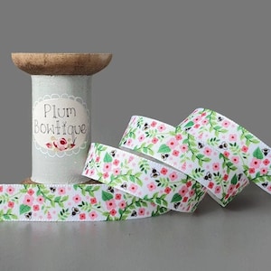 Estampado floral rosa con abejas sobre cinta tejida en blanco, 15 mm de ancho *Vendido por metro*