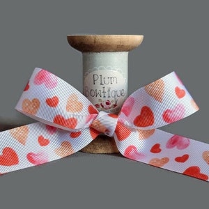 RESIDE : « Chérie » rouge, rose et pêche sur ruban gros-grain blanc, 25 mm (1 po.) de large * 1,90 m/74,8 po. de long*