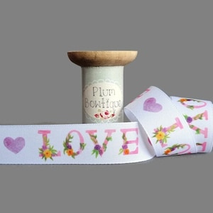 Estampado floral LOVE en cinta blanca, 25 mm (1 in) de ancho *Vendido por metro*
