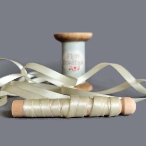 Nastro di raso color crema da 3 m su piolo in legno naturale stile "Dolly", larghezza 7 mm (1/4 in) *Venduto per piolo da 3 m*