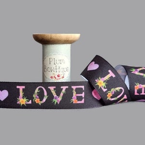 Estampado floral LOVE en cinta negra, 25 mm (1 in) de ancho *Vendido por metro*