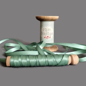 Nastro di raso verde menta da 3 m su piolo stile "Dolly" in legno naturale, largo 7 mm (1/4 poll.) *Venduto per piolo da 3 m*