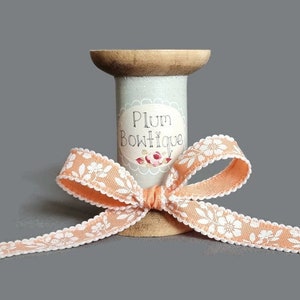 Witte bloesemprint op abrikozenlint met witte picotrand, 15 mm (9/16 in) breed *verkocht per meter*