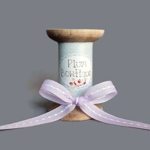 Ruban lilas avec point central blanc, 9 mm (11/32 po) de large *Vendu au mètre*