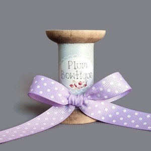 Lila con cinta de grogrén con estampado de lunares blancos, 16 mm (5/8 pulg.) de ancho *Vendido por metro*