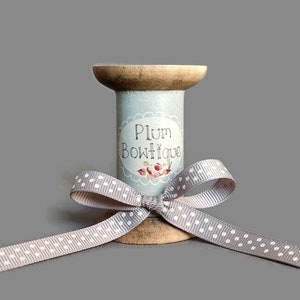 Cinta de grosgrain gris con estampado de lunares marfil, 10 mm (3/8 pulg.) de ancho *Vendido por metro*
