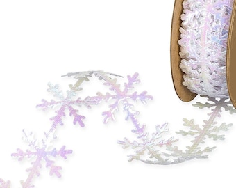 Op de afbeelding: Een rol iriserende witte sneeuwvlokkenband. Het lint is gemaakt van een dun, flexibel materiaal en heeft een herhalend patroon van sneeuwvlokken. Het lint is gewikkeld om een ​​bruine kartonnen spoel.