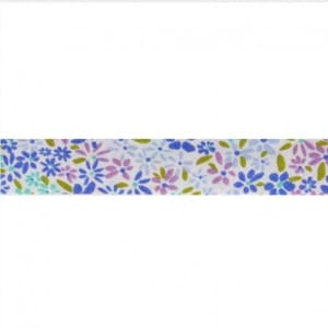 Peut inclure: Un ruban blanc avec un motif floral dans les tons de bleu, violet et vert. Les fleurs sont petites et dispersées sur le ruban.
