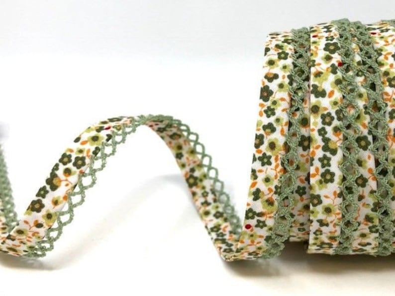 Pu&ograve; includere: Finitura a motivi floreali verde e arancio con un bordo a uncinetto verde. La finitura &egrave; arrotolata ed &egrave; pronta per essere utilizzata per progetti di cucito o artigianato.