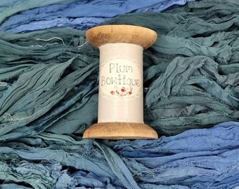 Handgefärbtes "Blaue Lagune"-Bündel aus recyceltem indischem Sari-Seidenband, Breite variiert * ca.