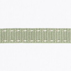 Könnte beinhalten: Nahaufnahme eines salbeigrünen Bandes mit weißen Nähten. Das Band ist flach gewebt und hat eine strukturierte Optik. Die weißen Nähte verlaufen entlang der Kanten des Bandes und bilden einen dekorativen Rand. Der Hintergrund ist schlicht weiß.