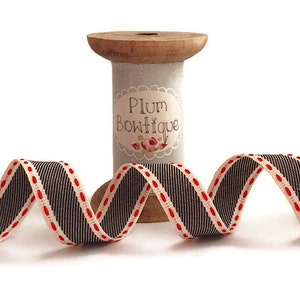 Nastro crema con fascia centrale in carbone e bordo cucito a sella rossa, larghezza 15 mm * venduto al metro *