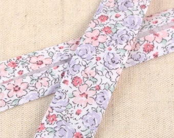 Perzikroze en pastel lila "Betsy" bloemenprint polykatoen biaisband, 20 mm (3/4 inch) breed *Verkocht per meter*