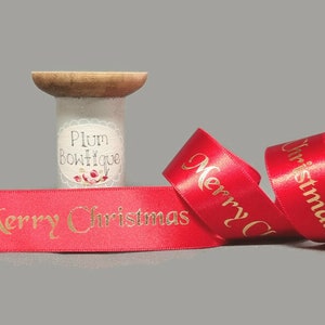 Gold "Merry Christmas" auf rotem Satinband, 25mm breit *Verkauft pro Meter*