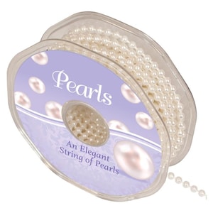 Könnte beinhalten: Eine Spule mit weißer Perlenborte mit dem Text "Pearls An Elegant String of Pearls" auf dem Etikett.