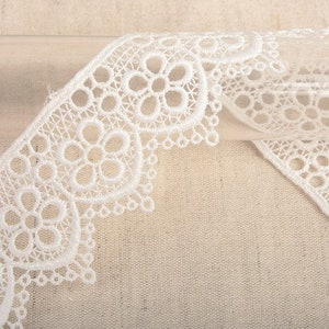 Light Ivory "Daphne" Bold Floral Guipure Lace Trim, 42mm (1 5/8in) wide *Sold Per Metre*