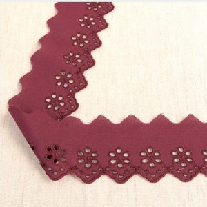 Dentelle brodée anglaise florale « Lindsey » bordeaux en pointe, 50 mm (2 po.) de large *vendu par mètre*