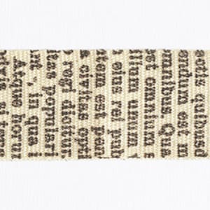 Può includere: Un nastro beige con testo nero che ricorda la stampa di un vecchio giornale. Il testo è un mix di parole e frasi latine. Il nastro è centrato su uno sfondo bianco, evidenziando il suo stile vintage.