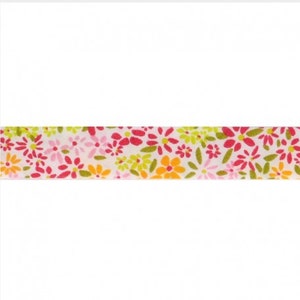 Peut inclure: Un ruban blanc avec un motif floral dans des tons de rose, orange, vert et jaune.