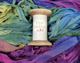 Handgefärbtes "Pfau"-Bündel aus recyceltem indischem Sari-Seidenband, Breite variiert * pro 50 g verkauft*