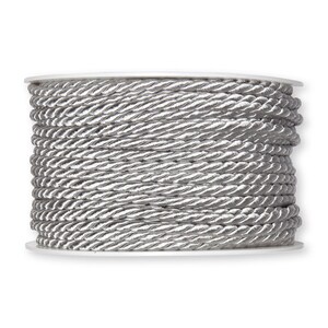 Cordon soyeux torsadé argent clair, 4 mm (5/32 po.) d'épaisseur *Vendu au mètre*