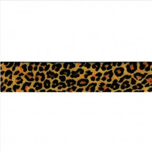Pode incluir: Faixa de tecido com estampa de leopardo. O design apresenta manchas pretas e detalhes em laranja sobre um fundo amarelo. O tecido parece ter uma superfície texturizada.