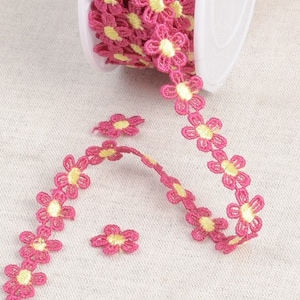 Rosa cereza con ribete de encaje de guipur con cadena de margaritas delicadas de punto amarillo, 13 mm (1/2 pulg.) de ancho *Por 1 metro/39 pulgadas*