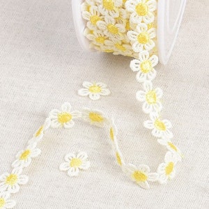Blanco con borde de encaje guipur de cadena de margaritas delicadas de punto amarillo, 13 mm (1/2 pulg.) de ancho *Por 1 metro/39 pulgadas*