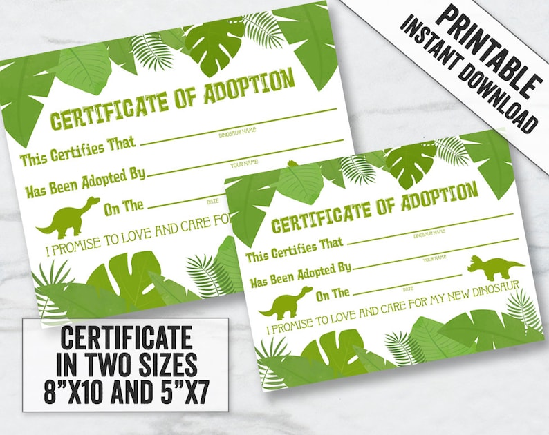 Op de afbeelding: Afdrukbaar adoptiecertificaat voor een dinosaurus. Het certificaat heeft een groen junglebladerenontwerp en luidt "Dit certificaat dat... geadopteerd is door... op de... Ik beloof om van mijn nieuwe dinosaurus te houden en voor hem te zorgen". Het certificaat is verkrijgbaar in twee formaten: 20,3 cm x 25,4 cm en 12,7 cm x 17,8 cm.