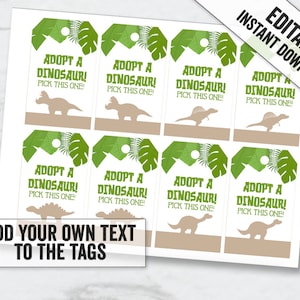 Op de afbeelding: Acht printbare cadeaulabels met een groen bladerontwerp met een dinosaurus silhouet. De tekst op de labels luidt "Adopteer een dinosaurus! Kies deze!"