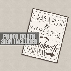 Pu&ograve; includere: Un cartello bianco con testo marrone e bordo marrone. Il cartello dice "Grab a prop & strike a pose Photobooth this way" con una freccia che punta a destra. Il cartello ha anche una grafica di baffi e labbra.