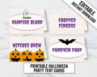 Op de afbeelding: Vier printbare Halloween-partytentkaarten met griezelige voedselnamen. De kaarten zijn wit met paarse tekst en afbeeldingen. De namen zijn "Vampire Blood", "Chopped Fingers", "Witches Brew" en "Pumpkin Poop".