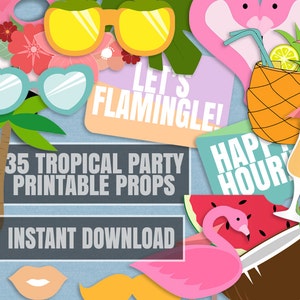 Può includere: 35 accessori per foto booth stampabili per una festa tropicale.  Include un fenicottero rosa, un ananas, occhiali da sole, una palma, un'anguria, una noce di cocco, labbra, baffi e cartelli che dicono "Let's Flamingle!" e "Happy Hour".
