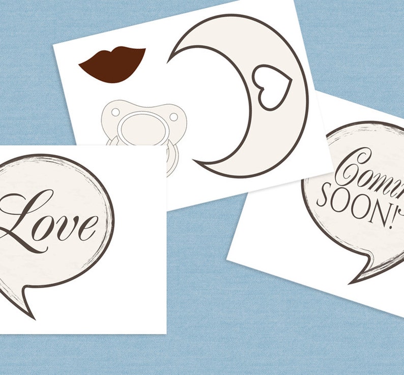 Pu&ograve; includere: Un set di accessori per foto booth per baby shower stampabili con un ciuccio, una luna crescente con un cuore, un fumetto con la parola "Love" e un fumetto con il testo "Coming Soon!"