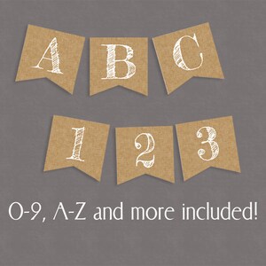 K&ouml;nnte beinhalten: Ein Satz aus Burlap-Wimpelflaggen mit wei&szlig;en Kreidebuchstaben. Die Flaggen buchstabieren "ABC 123". Der Text unter den Flaggen lautet "0-9, A-Z und mehr enthalten!"