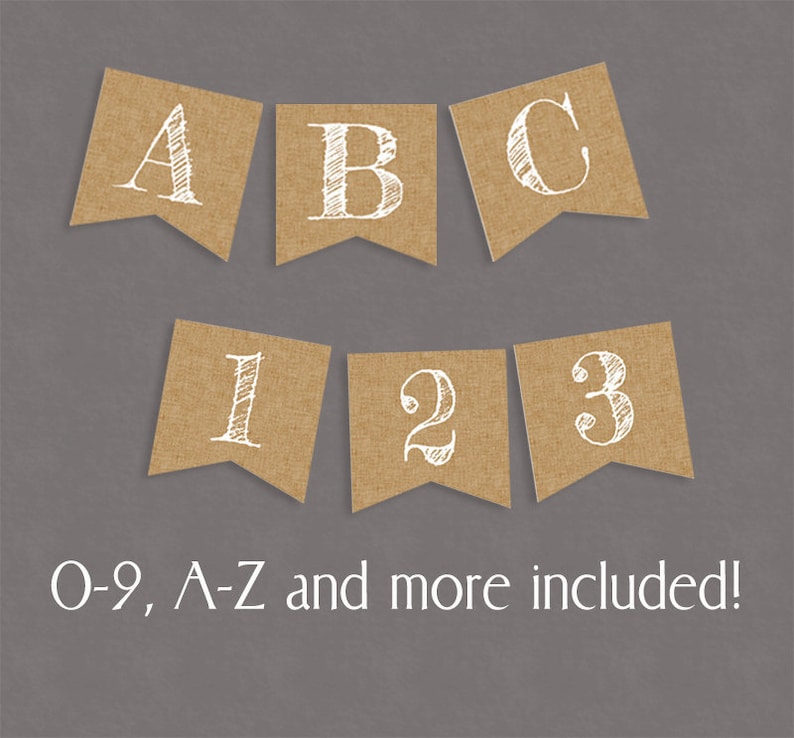 K&ouml;nnte beinhalten: Ein Satz aus Burlap-Wimpelflaggen mit wei&szlig;en Kreidebuchstaben. Die Flaggen buchstabieren "ABC 123". Der Text unter den Flaggen lautet "0-9, A-Z und mehr enthalten!"
