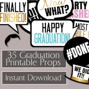 Puede incluir: Un conjunto de accesorios imprimibles para graduación con bocadillos y texto. Los accesorios incluyen frases como "¡Finalmente terminado!", "¡Feliz graduación!" y "#DONE".