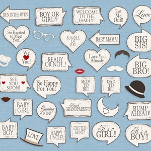 Pu&ograve; includere: Un set di 20 accessori per foto booth stampabili per un baby shower. Gli accessori sono su uno sfondo blu e presentano una variet&agrave; di frasi e immagini relative ai bambini, tra cui "Boy or Girl?", "It's a Boy!" e "It's a Girl!" Gli accessori sono progettati per essere stampati e ritagliati, e poi utilizzati come accessori per foto booth a un baby shower.