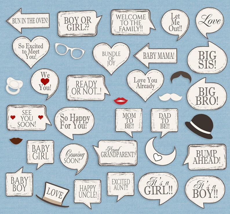 Pu&ograve; includere: Un set di 20 accessori per foto booth stampabili per un baby shower. Gli accessori sono su uno sfondo blu e presentano una variet&agrave; di frasi e immagini relative ai bambini, tra cui "Boy or Girl?", "It's a Boy!" e "It's a Girl!" Gli accessori sono progettati per essere stampati e ritagliati, e poi utilizzati come accessori per foto booth a un baby shower.