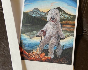 Campadoodle labradoodle com café perto de uma fogueira grande cartão de belas artes em branco