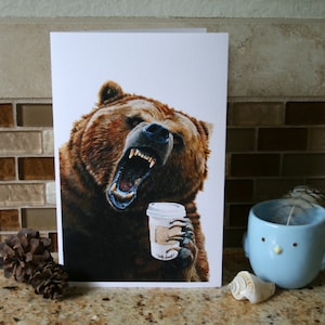 Grande carte beaux-arts ours grizzli matin café. Animal de la forêt. Vierge.
