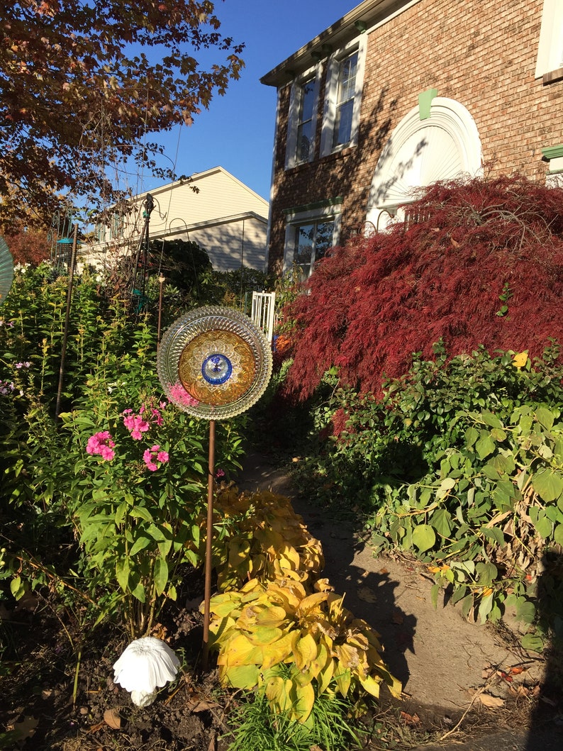yard art sun catcher Glass flowers facing straight or tilted garden decor upcycled glass garden flower stake head with 2-way display