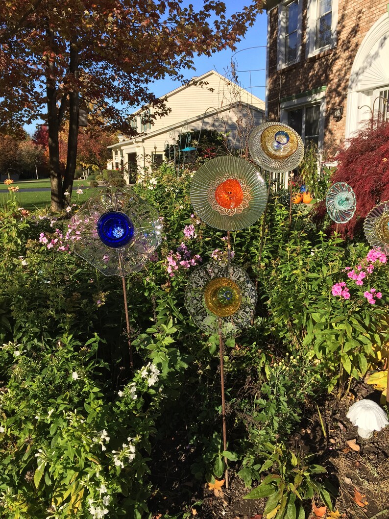 yard art sun catcher Glass flowers facing straight or tilted garden decor upcycled glass garden flower stake head with 2-way display